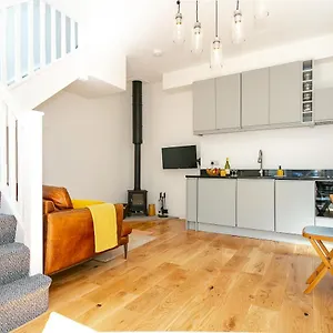 The Bs Hive, Modern, Stylish, 2 Bedroom House, In Centre , Harrogate United Kingdom